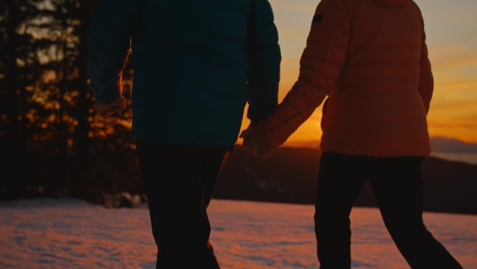 在黄金时间，一对老年夫妇在雪中漫步，他们的深情时刻