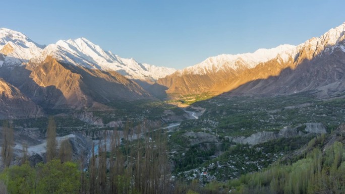 在巴基斯坦北部罕萨山谷地区的春天，喀喇昆仑山脉的雪山的壮丽景色的延时移动光影日出