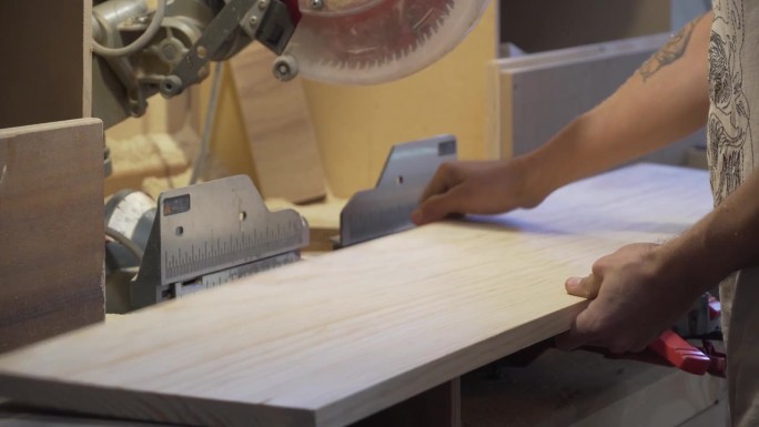 木雕工用凿子加工核桃木板。工匠在制作家具