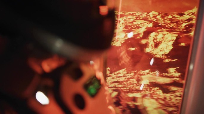 摇摇晃晃的火星探测器在红色星球火星表面旅行。近距离观察窗外的宇航员