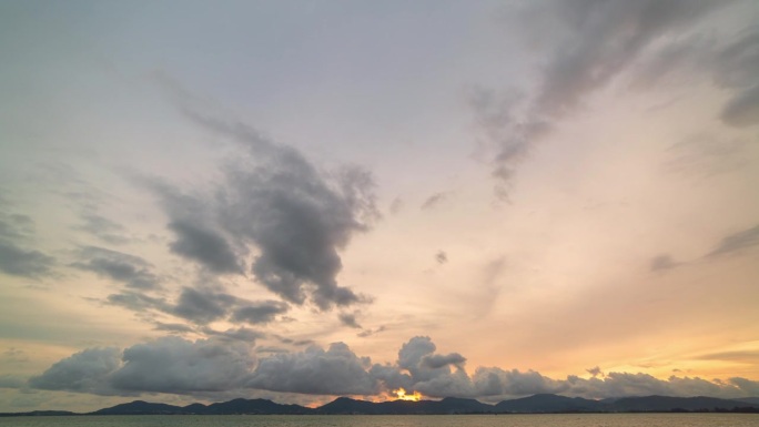 壮丽的日落景观令人惊叹的自然之光…云景