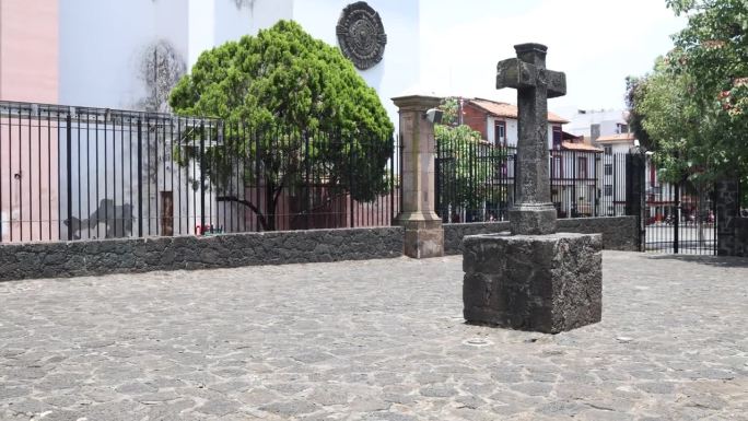 走进Huatápera，拉丁美洲的第一家医院，在西班牙人征服后竖立的十字架前。