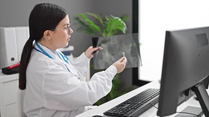 年轻的西班牙女医生在网上预约，在诊所展示x光片