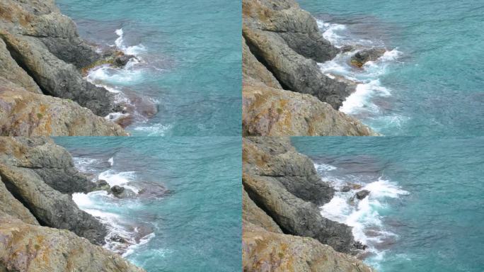 从上面看，海浪撞击着一块大石头