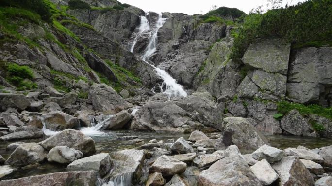 波兰高塔特拉山脉的大锡克拉瓦瀑布。波兰最大的瀑布。水流从岩石上滑落，史诗般的高山镜头。