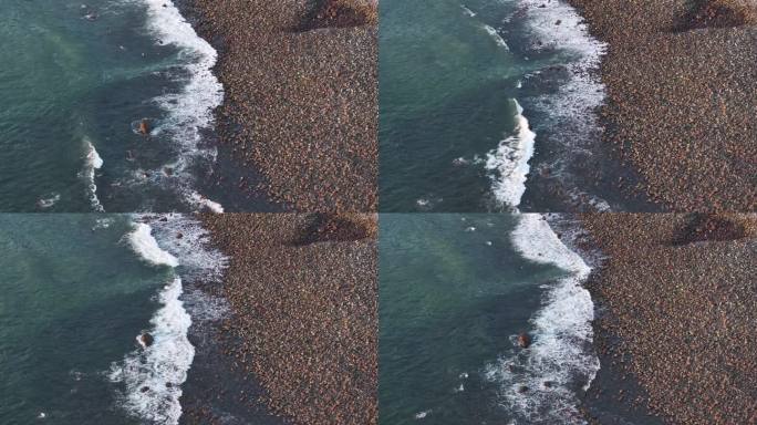 海浪冲击着海滩