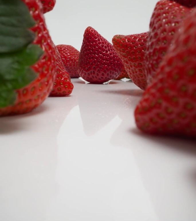 垂直视频中的新鲜草莓