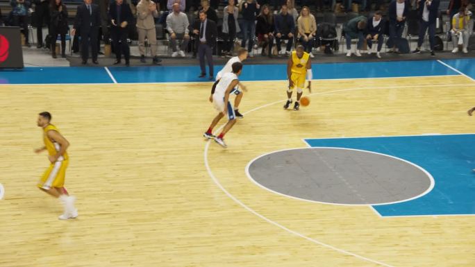 电视直播的篮球动作:身穿白色制服的球队得分并从对手手中夺回球，队友双手快速有力扣篮