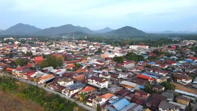 傍晚，泰国莱伊清汗，在群山的背景下，湄公河沿岸的村庄上空的航拍视频。