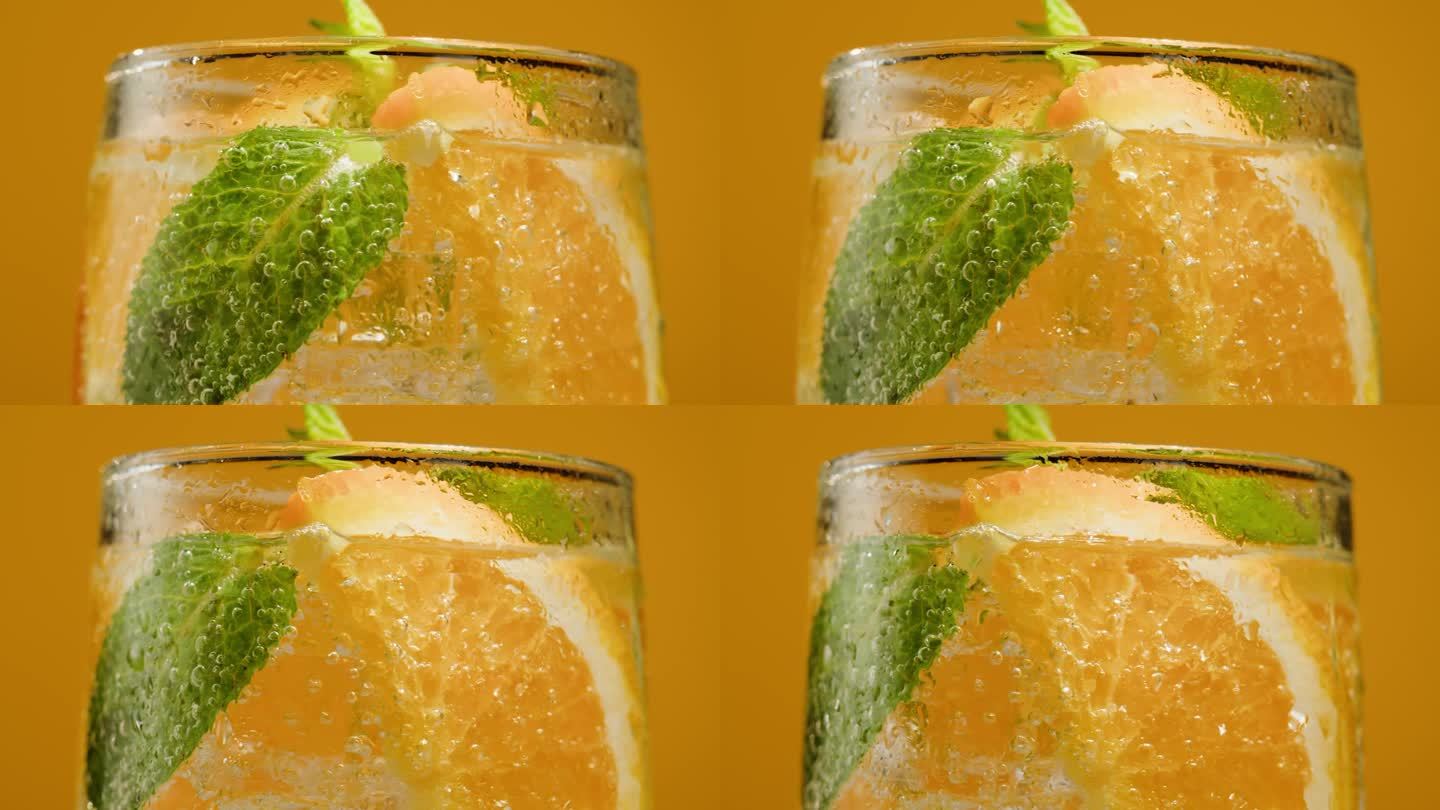 橘子柠檬汁在橙色的背景。水果柑橘味的鸡尾酒特写质感，健康甜饮。排毒饮酒，夏日提神概念。
