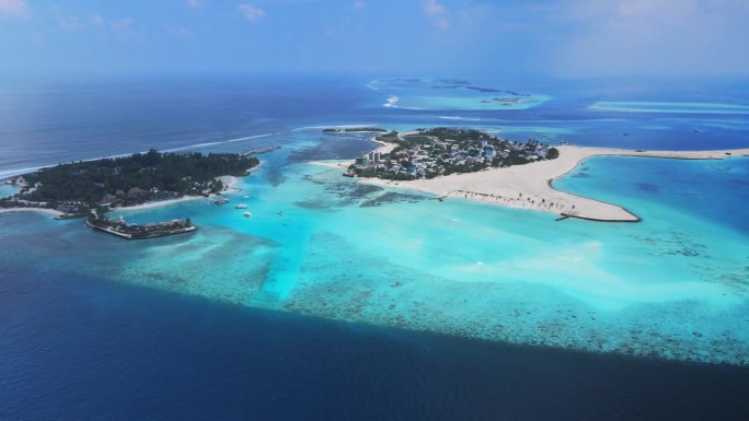 一架拍摄无人机飞向马尔代夫的Kandoomaa Fushi(左)和Guraidhoo(右)群岛