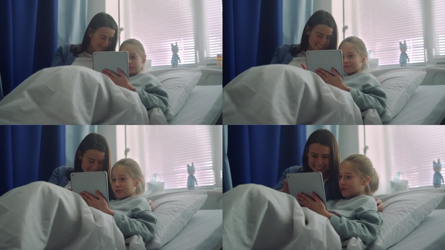 微笑的女孩在病房里和妈妈玩垫子。支持孩子的父母探望生病的孩子。