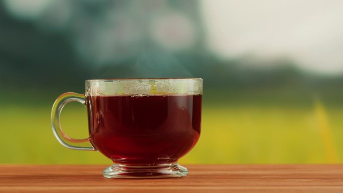 木桌上的红果茶装在玻璃杯里。芙蓉茶道工艺，健康清晨，新鲜冲泡排毒饮品。