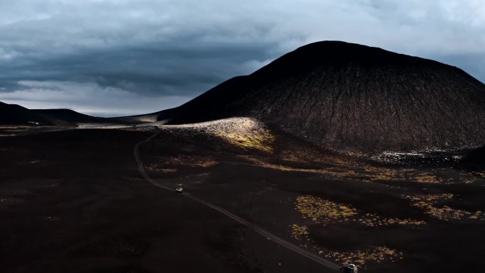 越野吉普车在火山土空中行驶