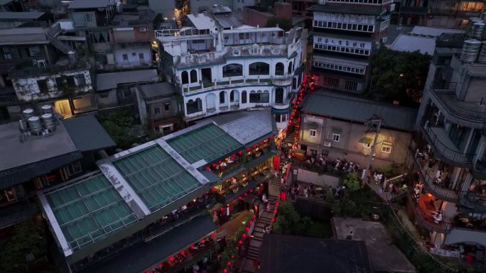 游客在台湾著名的九分夜街