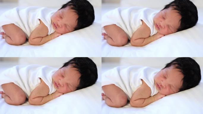 一个刚出生的非洲裔黑人婴儿趴在地上睡得很香，一个皮肤黝黑的小婴儿躺在卧室的床上