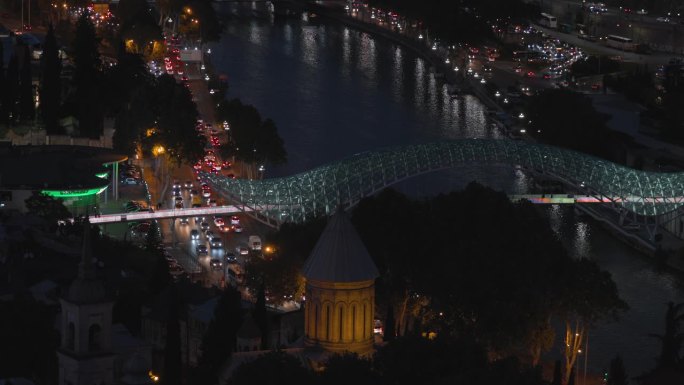 第比利斯,格鲁吉亚。库拉姆克瓦里河上和平桥的夜景。和平之桥在夜晚的街道照明。发光的灯。街道夜间照明