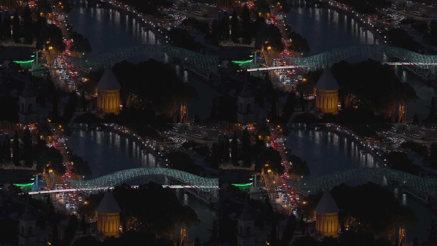 第比利斯,格鲁吉亚。库拉姆克瓦里河上和平桥的夜景。和平之桥在夜晚的街道照明。发光的灯。街道夜间照明