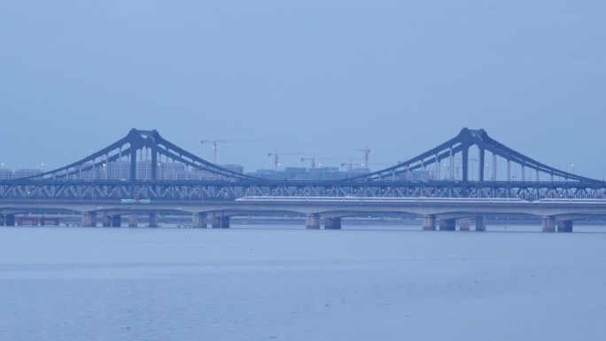 高速列车行驶在城市大桥上