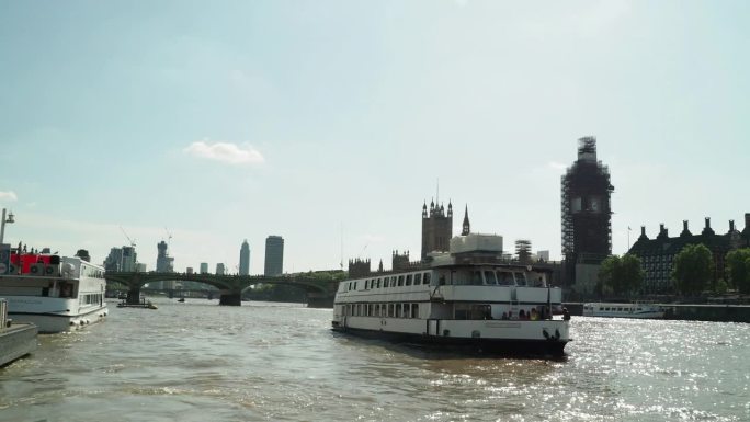 伦敦城市天际线泰晤士河摩天大楼巡航