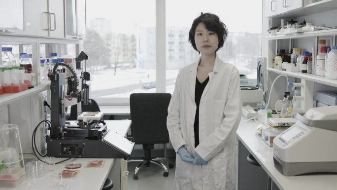 日本女科学家独自站在实验室里