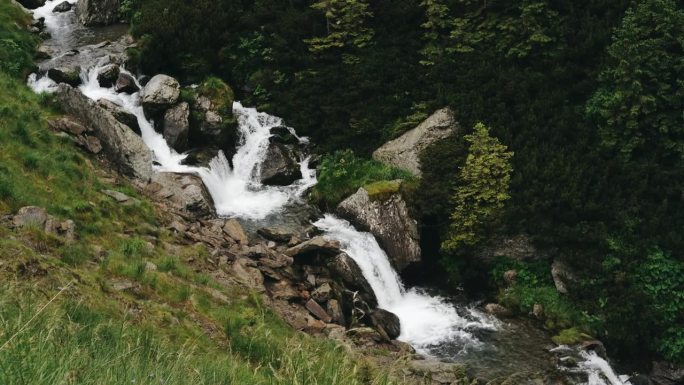 山瀑布巴利亚河在夏天流动在输血加拉萨公路。