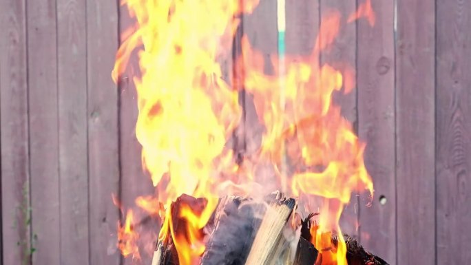 用松木烧煤。烤架上的火焰很旺。在烤架上烧柴。烤架上的火在燃烧。