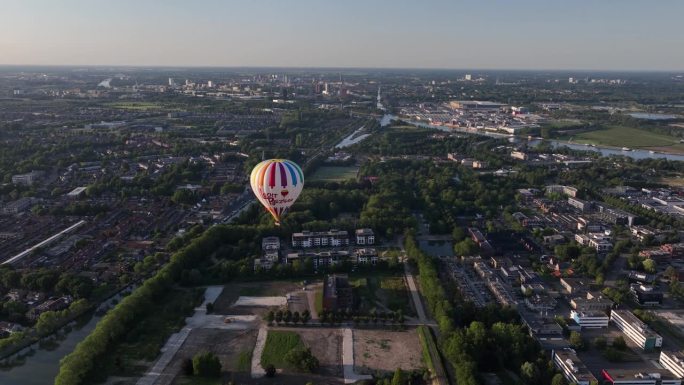 Nieuwegein, 2023年7月7日，荷兰热气球飞行在Nieuwegein，市区。无人机航拍图