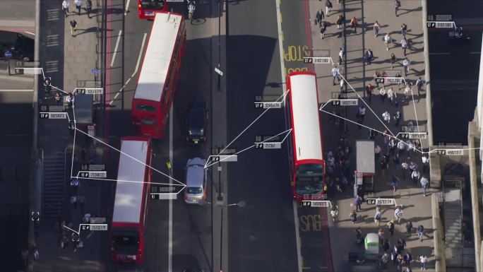 监测的概念。伦敦桥附近通勤者的鸟瞰图。面部识别界面显示每个人的个人数据。人工智能。用红色武器8K拍摄