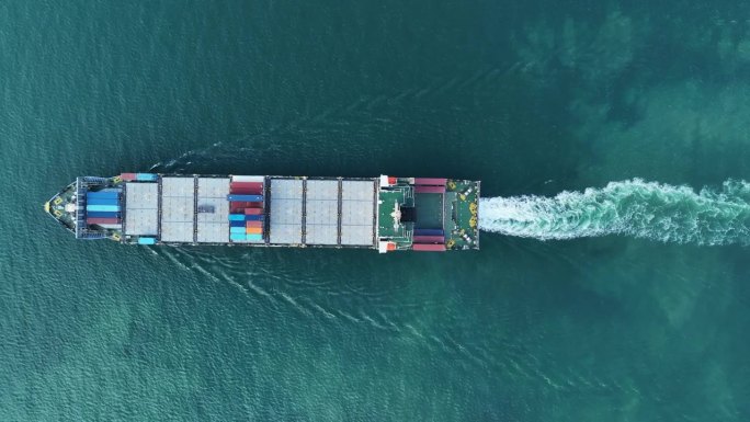 鸟瞰图货船运载集装箱和运行出口货物从货场港口到其他海洋概念货运船。