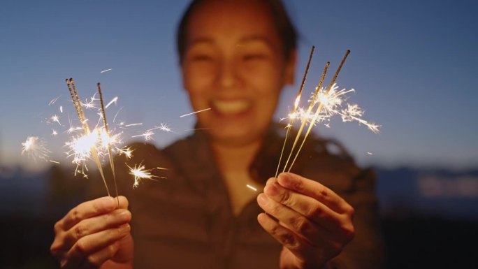 妇女手持烟花庆祝新年