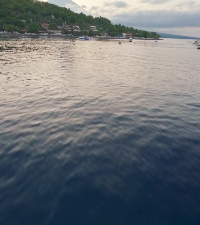 垂直视频4k。速度潜水山飞越海洋热带泻湖湾游艇