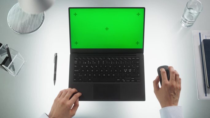 匿名办公室工作人员在笔记本电脑上打字模拟绿屏Chromakey显示与运动跟踪占位符。通过电子邮件与业