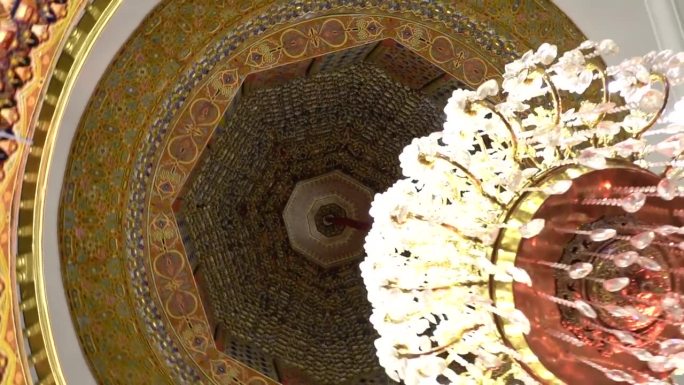 阿拉伯多色正宗复古风格灯。许多闪亮的摩洛哥工艺灯笼。东方伊斯兰中东装饰。闪亮的民间商店。