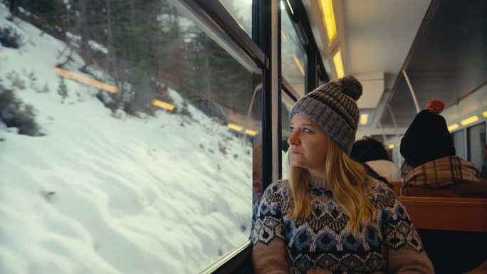 一名妇女乘火车穿过冬天的乡村
