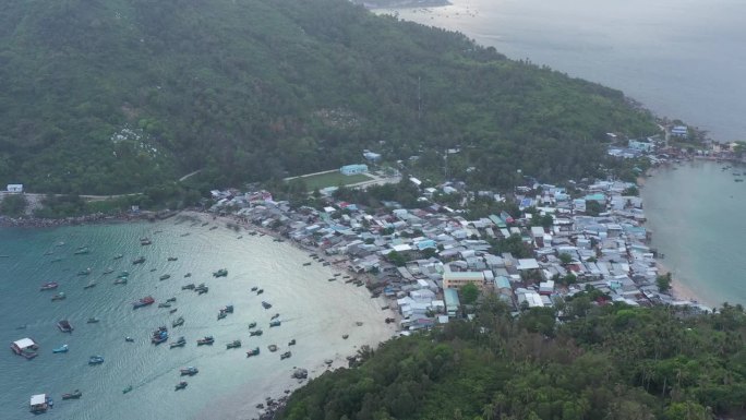 船停泊在海岸准备启航，顺岛，江省