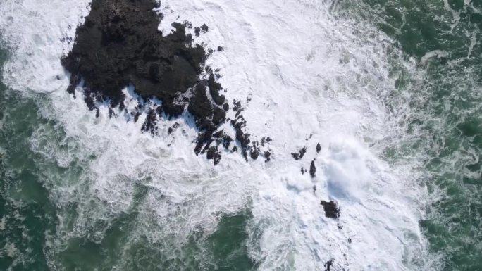 无人机拍摄的巨浪撞击珊瑚礁的画面