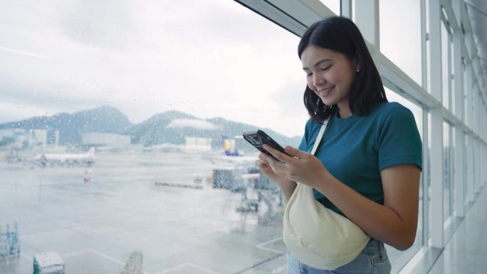 在候机楼内，一名妇女正等着登上一架客机去旅行。