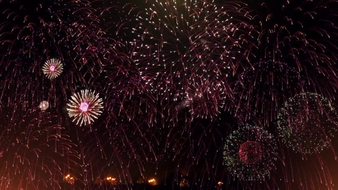 真正五彩缤纷的烟花在黑暗的天空背景下爆炸，烟花节日表演，