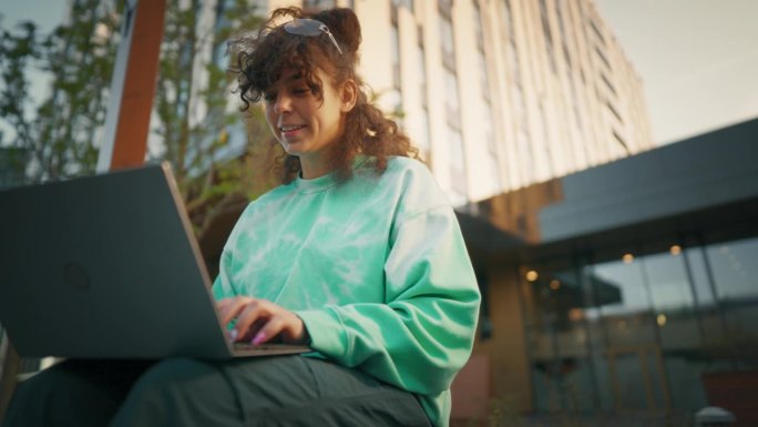 年轻的白人女性社交媒体经理使用笔记本电脑远程为科技创业公司工作。职业女性完成任务，创建内容计划，写电
