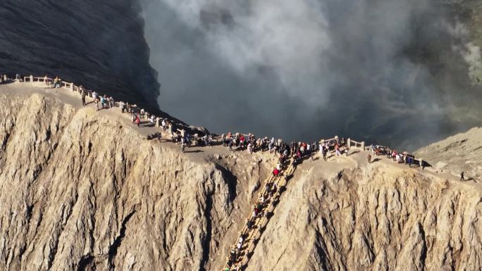 鸟瞰游客走在印尼Bromo火山口的小路上