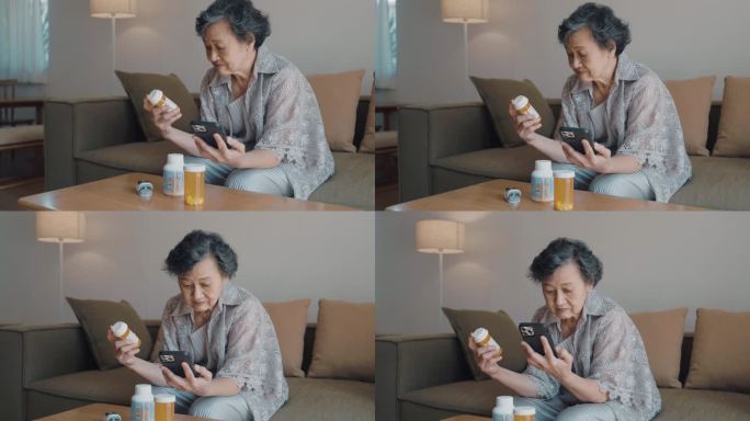 正前方一位老妇人正坐在沙发上，用智能手机搜索医学细节。她专心地看药瓶上的标签，并找出如何使用它。