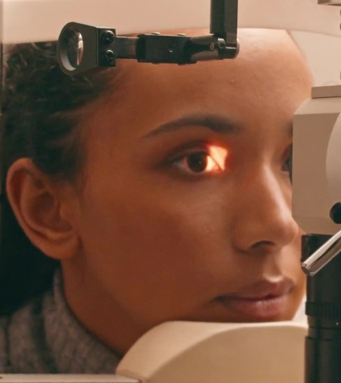 妇女在诊所进行眼压计和眼科检查，以进行保健、健康和视力检查。病人、顾客和客户在验光师、验光师和咨询设