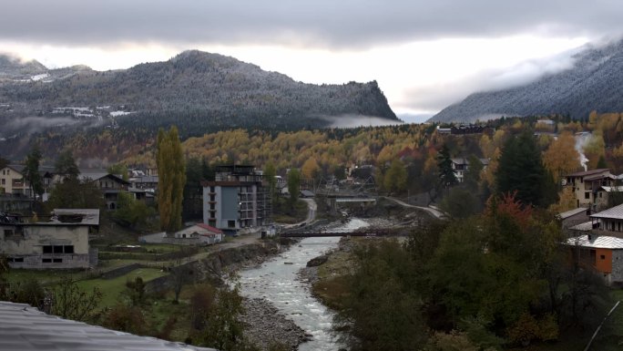 村庄的景观建在山脉和小湍急的河流拍摄的时间间隔