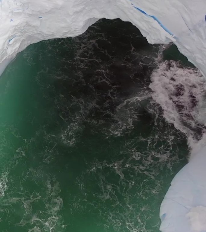 南冰洋冰山拱下的垂直电磁波肆虐。