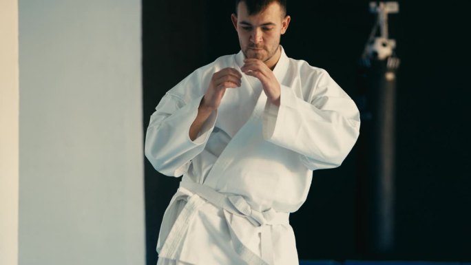 跆拳道老师在武术馆示范头高踢技术