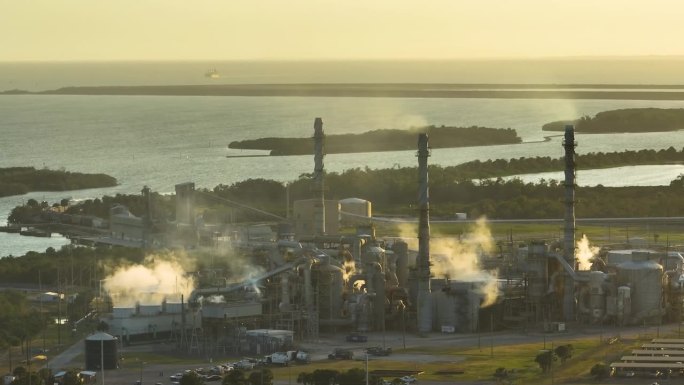 化工生产污染大气有毒物质的磷酸工业设施。佛罗里达州坦帕市的马赛克河景工厂。磷酸盐处理和加工工厂