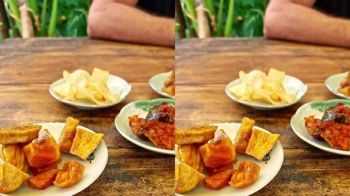 吃蜜饯红薯或Goguma Mattang