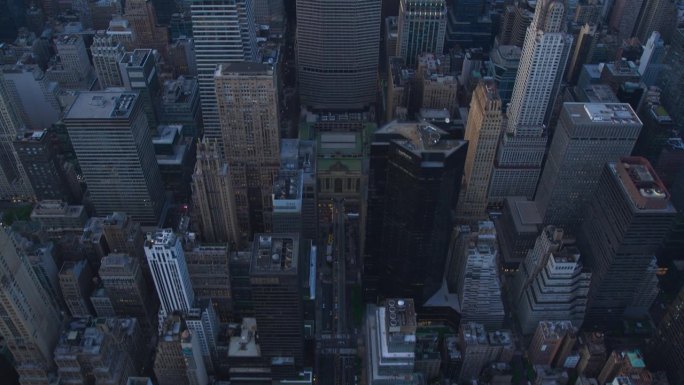俯瞰纽约市街道，老住宅楼与现代摩天大楼和建筑工地形成对比。繁忙的城市中心汽车，黄色出租车和商务车