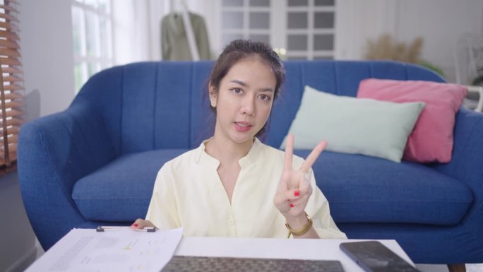 年轻的亚洲商业女性通过视频会议在线讨论与团队举行文件会议。